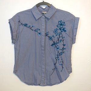 Short Sleeve Floral Accented Buttondown